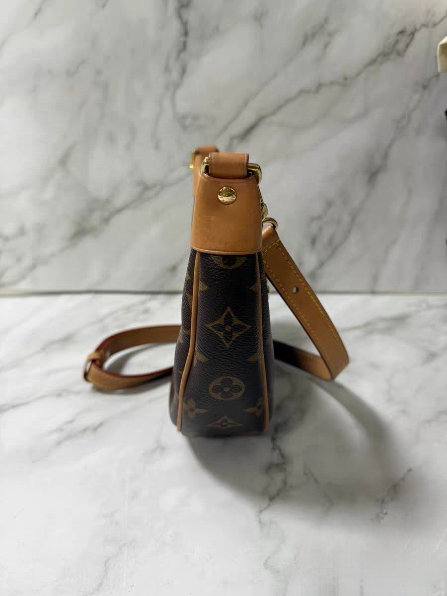 Louis Vuitton Croissant MM Monogram Canvas Shoulder Bag